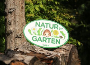 Donaustadt fördert die "Natur im Garten" Wien Plakette